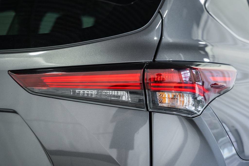 Used 2025 Toyota Highlander XLE AWD/4WD image 6
