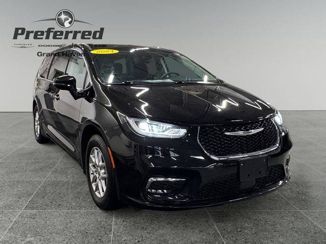 Used 2024 Chrysler Pacifica Touring-L image 1