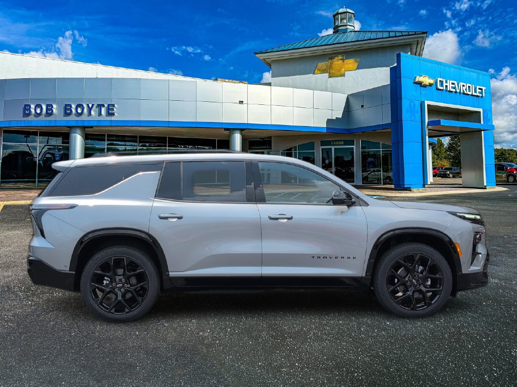 New 2026 Chevrolet Traverse RS w/ LPO, Floor Liner Package FWD image 8