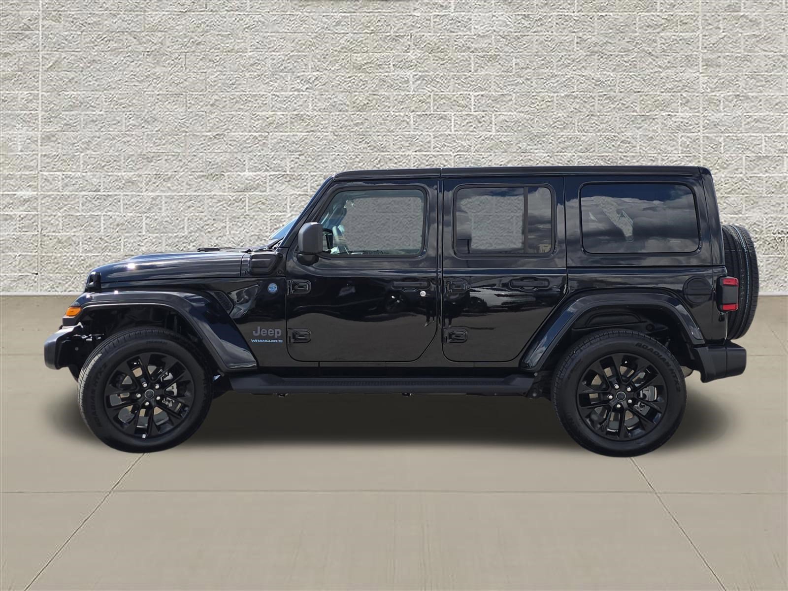 Used 2025 Jeep Wrangler Unlimited Sahara AWD/4WD image 4
