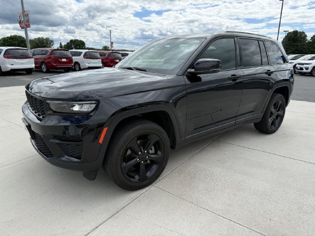 Used 2024 Jeep Grand Cherokee Altitude AWD/4WD image 5