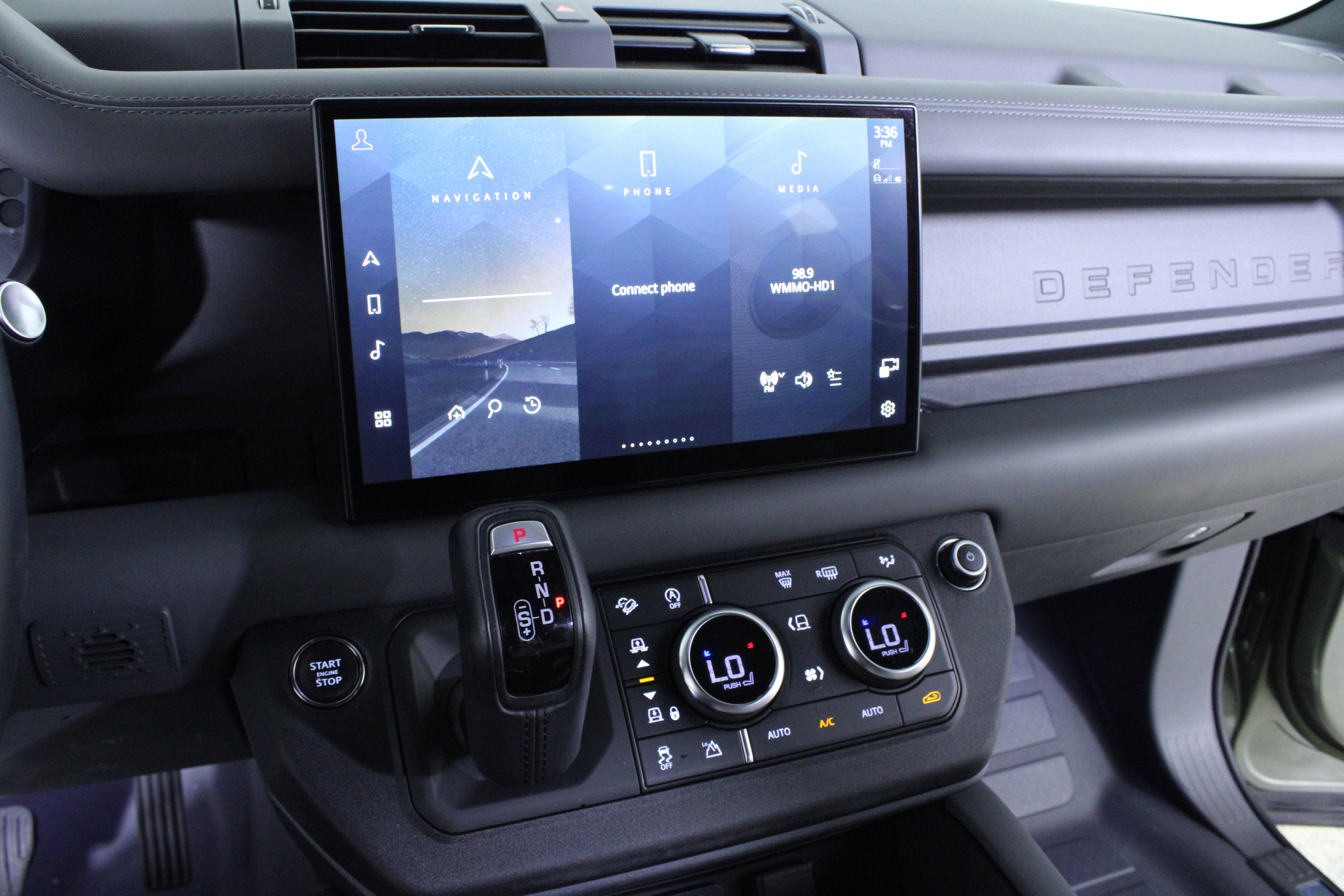 Used 2023 Land Rover Defender 130 X-Dynamic SE image 24