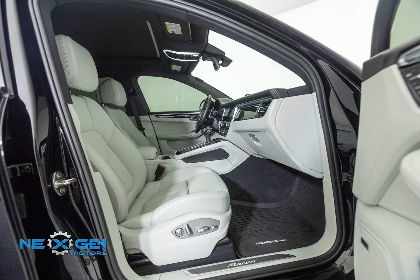 Used 2024 Porsche Macan AWD/4WD image 45