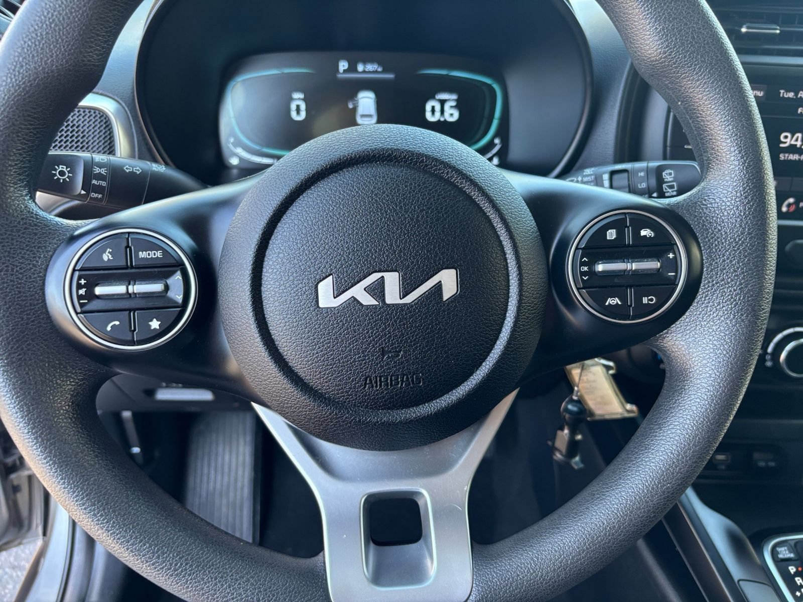 Used 2025 Kia Soul LX w/ LX Technology Package FWD image 25