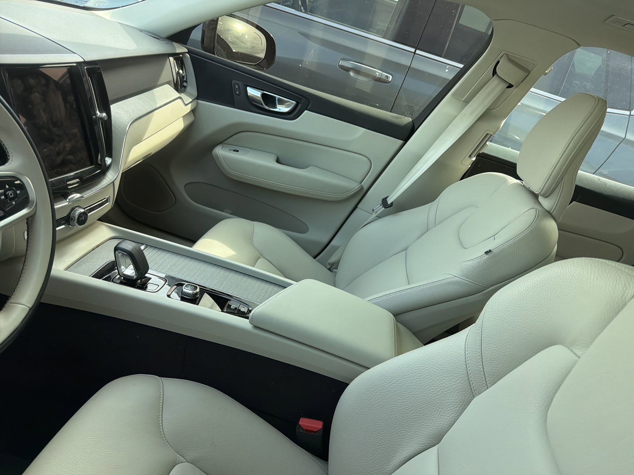 Used 2025 Volvo XC60 T8 Plus w/ Protection Package Premier image 10