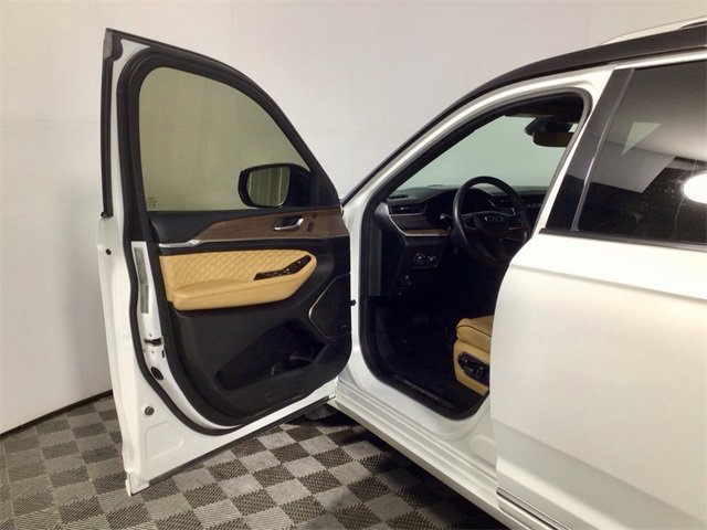 Used 2022 Jeep Grand Cherokee L Summit w/ Luxury Tech Group V image 15