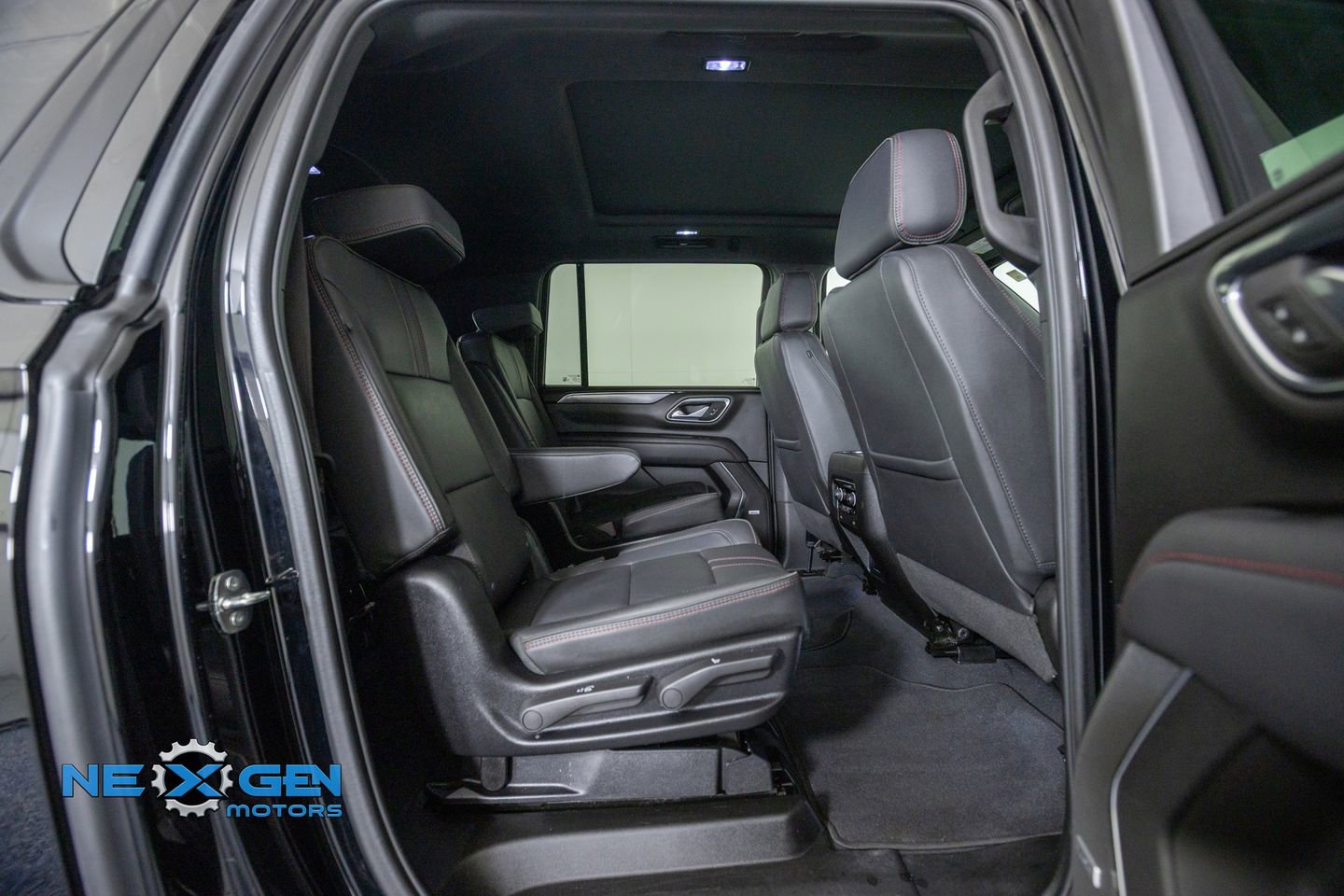 Used 2024 Chevrolet Suburban RST w/ Luxury Package AWD/4WD image 37