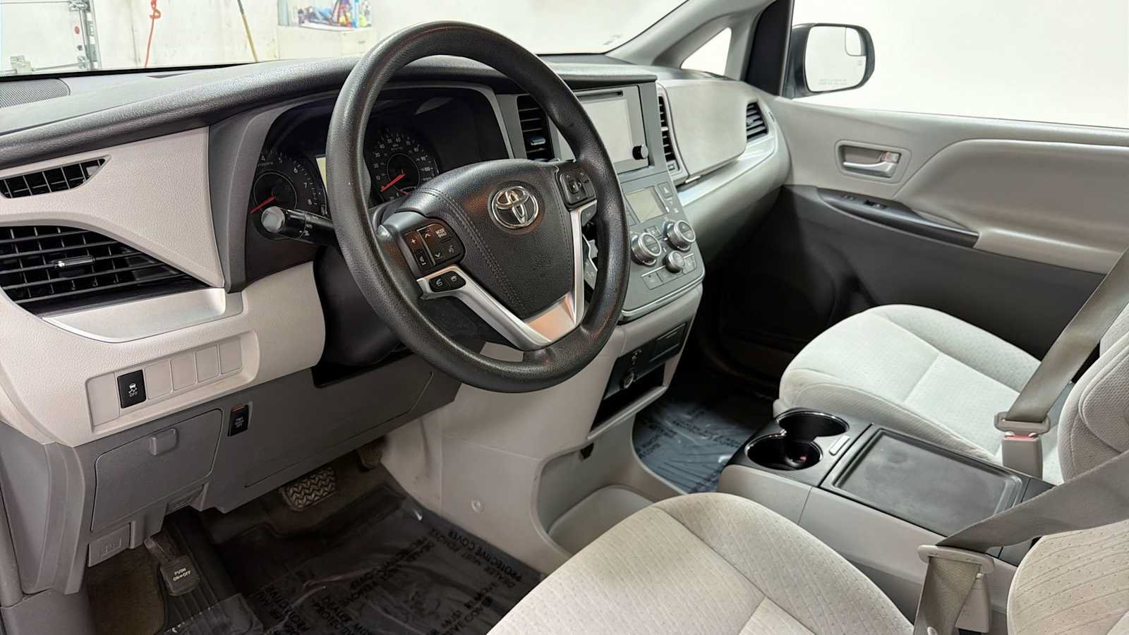 Used 2015 Toyota Sienna LE FWD image 12