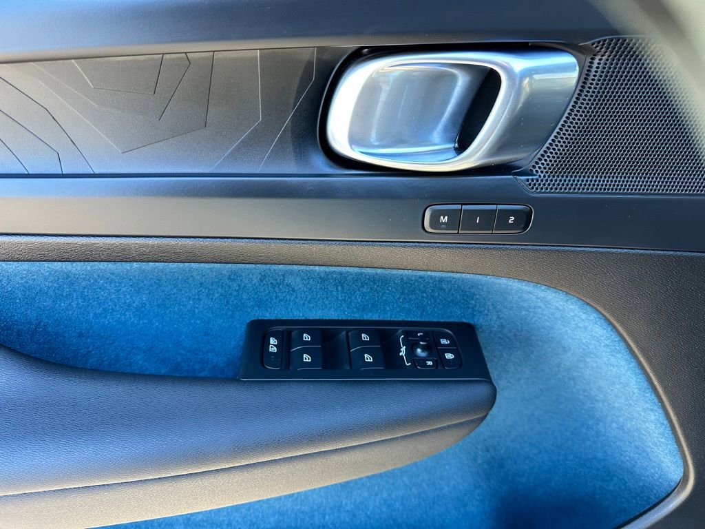Used 2023 Volvo C40 P8 Recharge Plus image 15