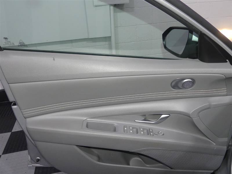 Used 2022 Hyundai Elantra SEL w/ Convenience Package FWD image 18