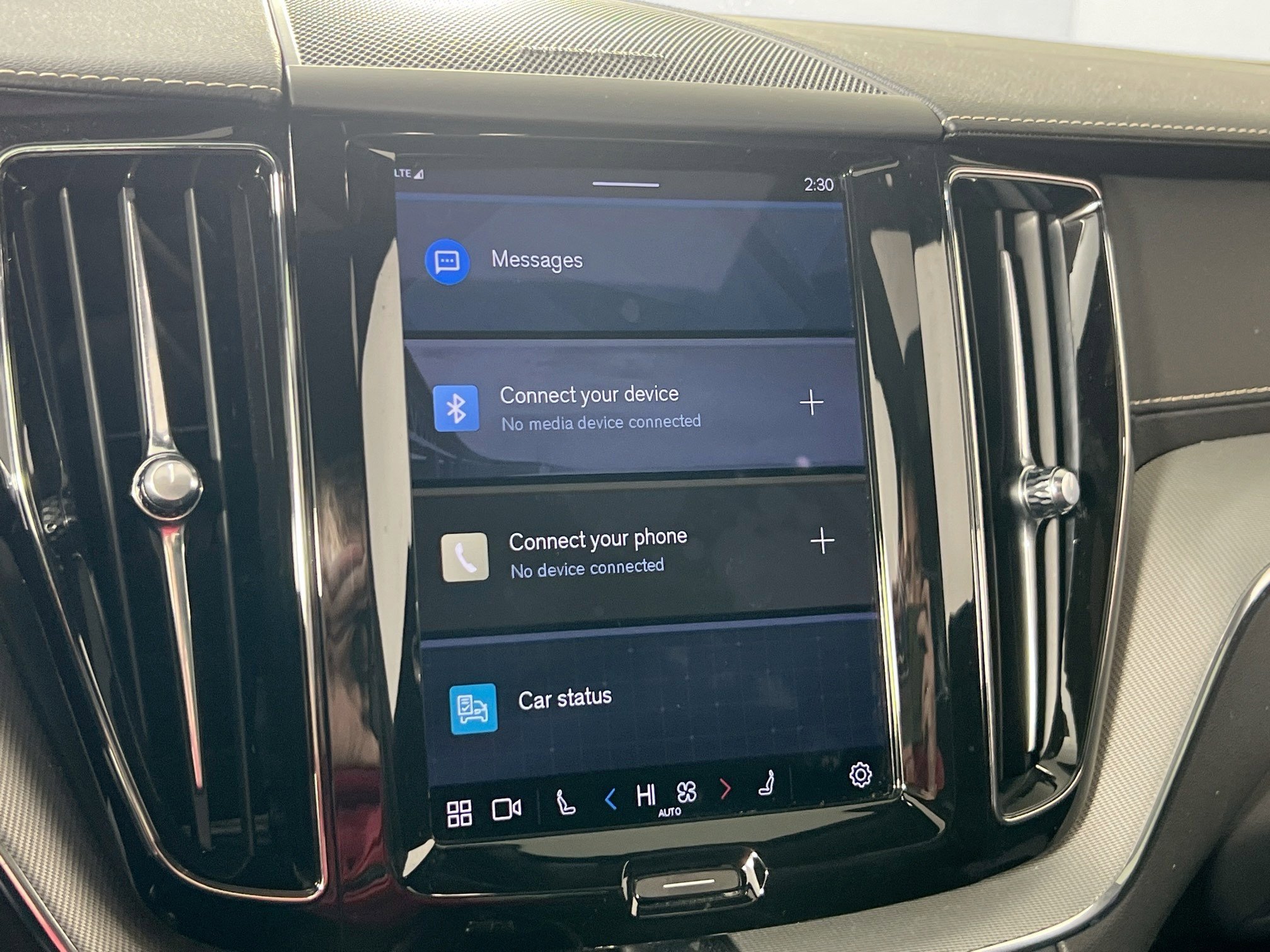 Used 2022 Volvo XC60 B5 R-Design w/ Advanced Package image 13