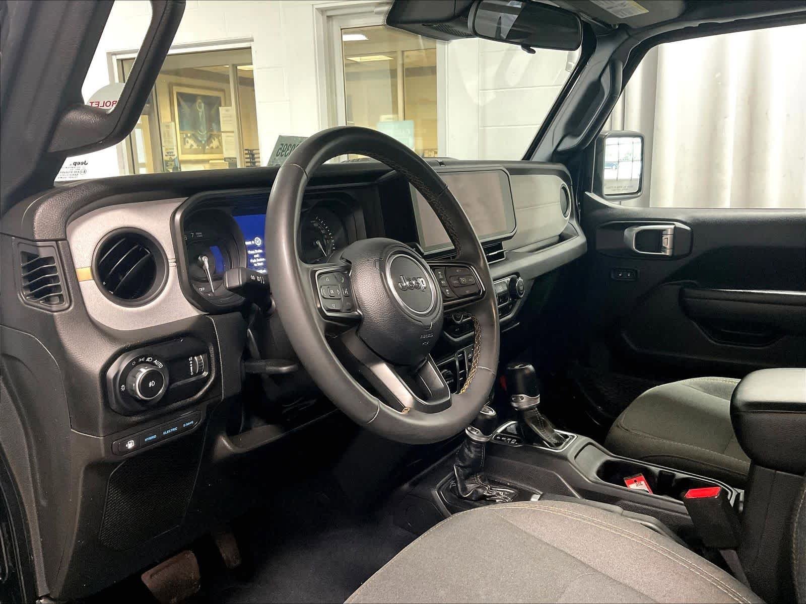 Used 2024 Jeep Wrangler Unlimited AWD/4WD image 8