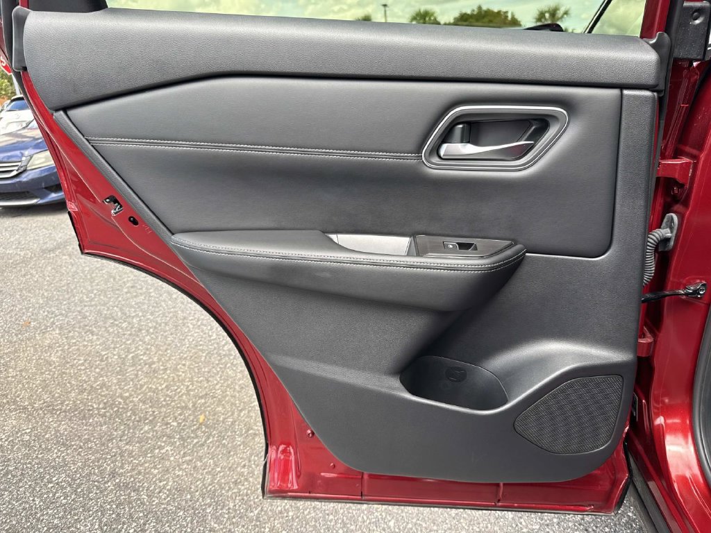 Used 2024 Nissan Rogue Platinum FWD image 12