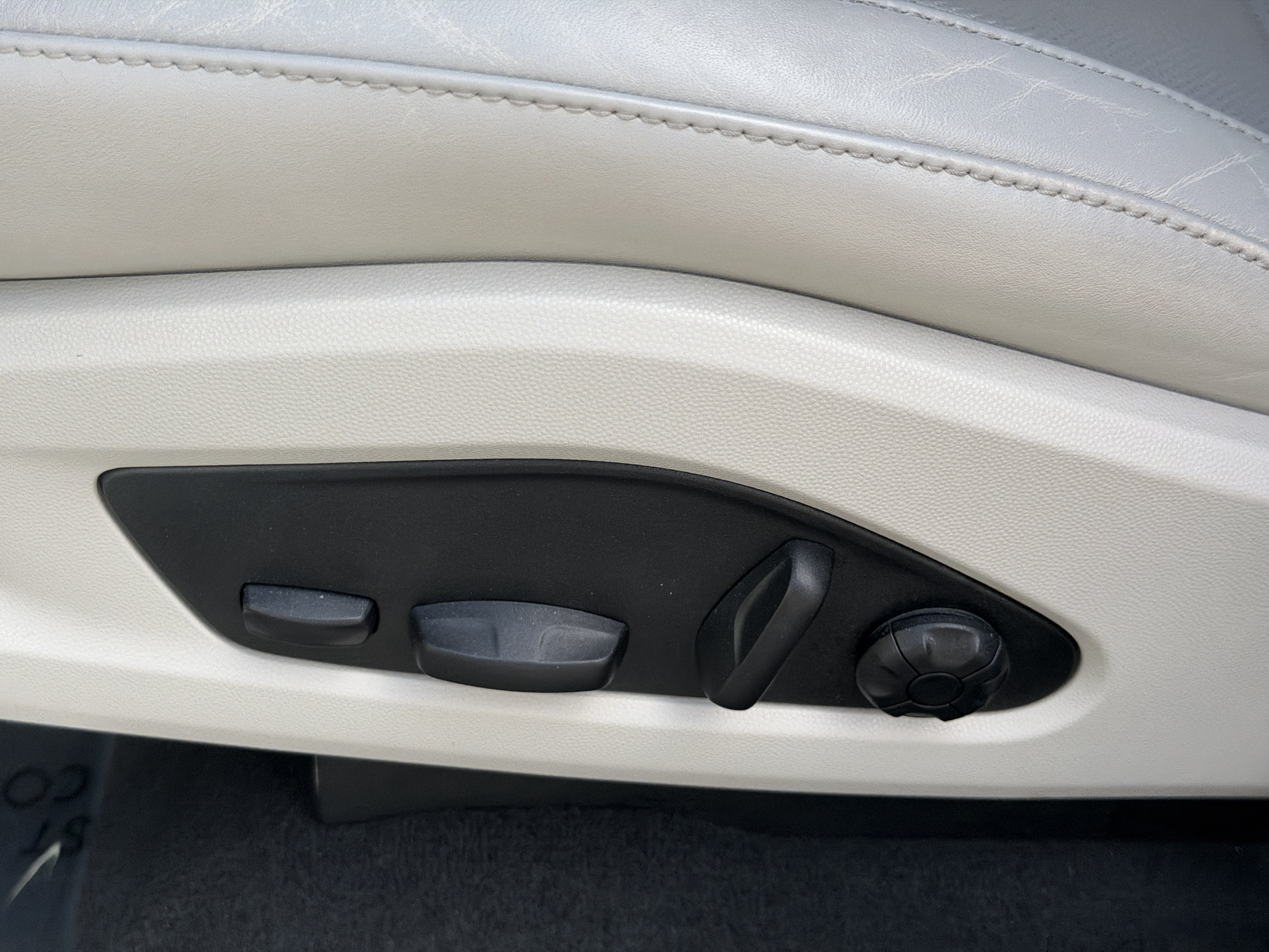 Used 2024 Porsche Macan Turbo Electric AWD/4WD image 25