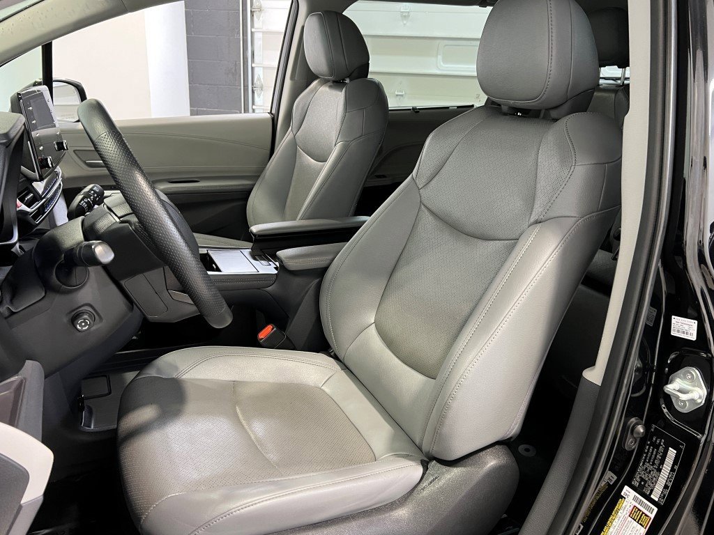 Used 2023 Toyota Sienna Limited image 31