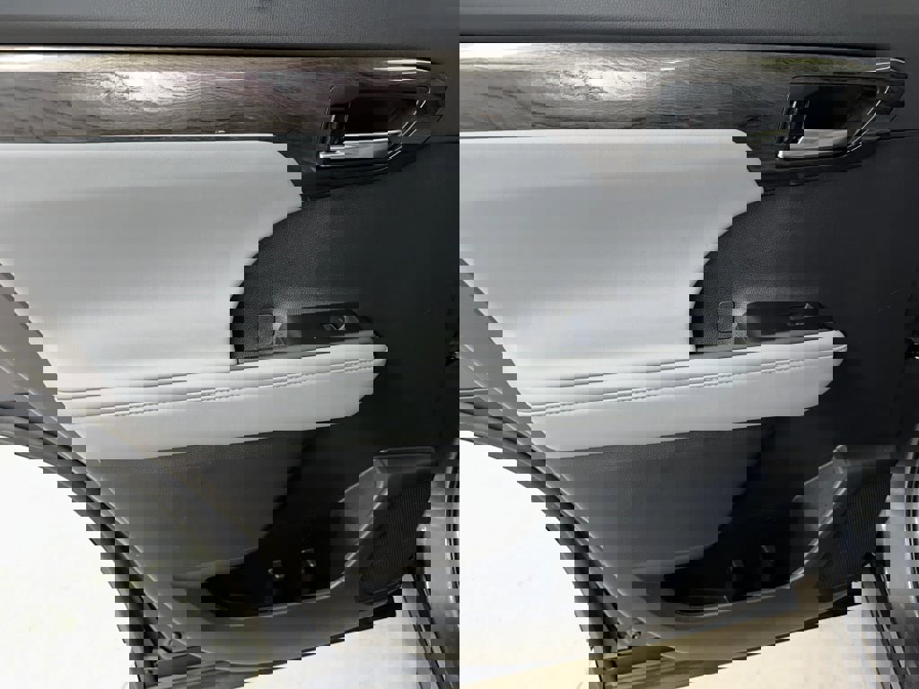 Used 2024 Toyota Highlander Platinum image 19