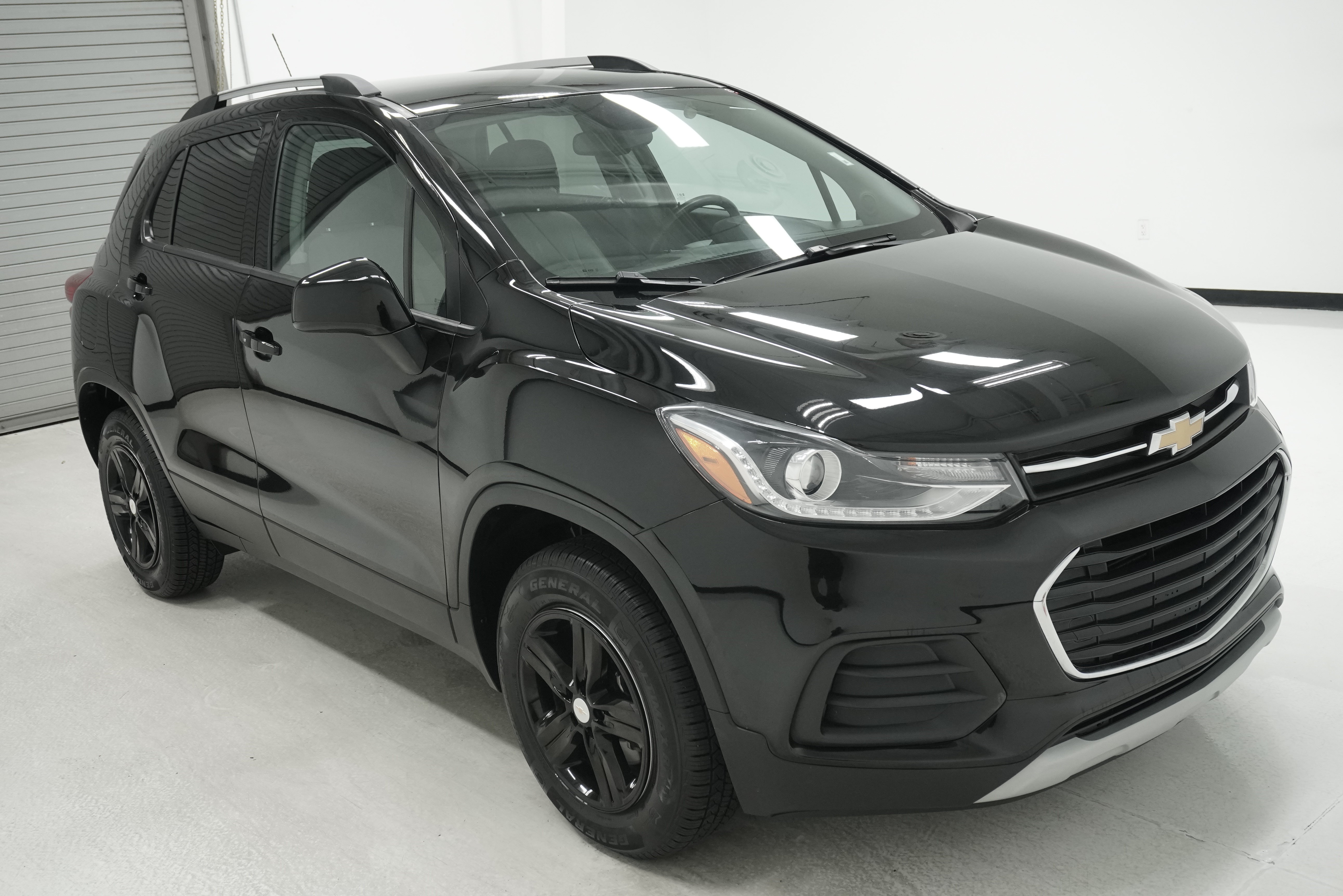 Used 2021 Chevrolet Trax LT w/ LT Convenience Package AWD/4WD image 3