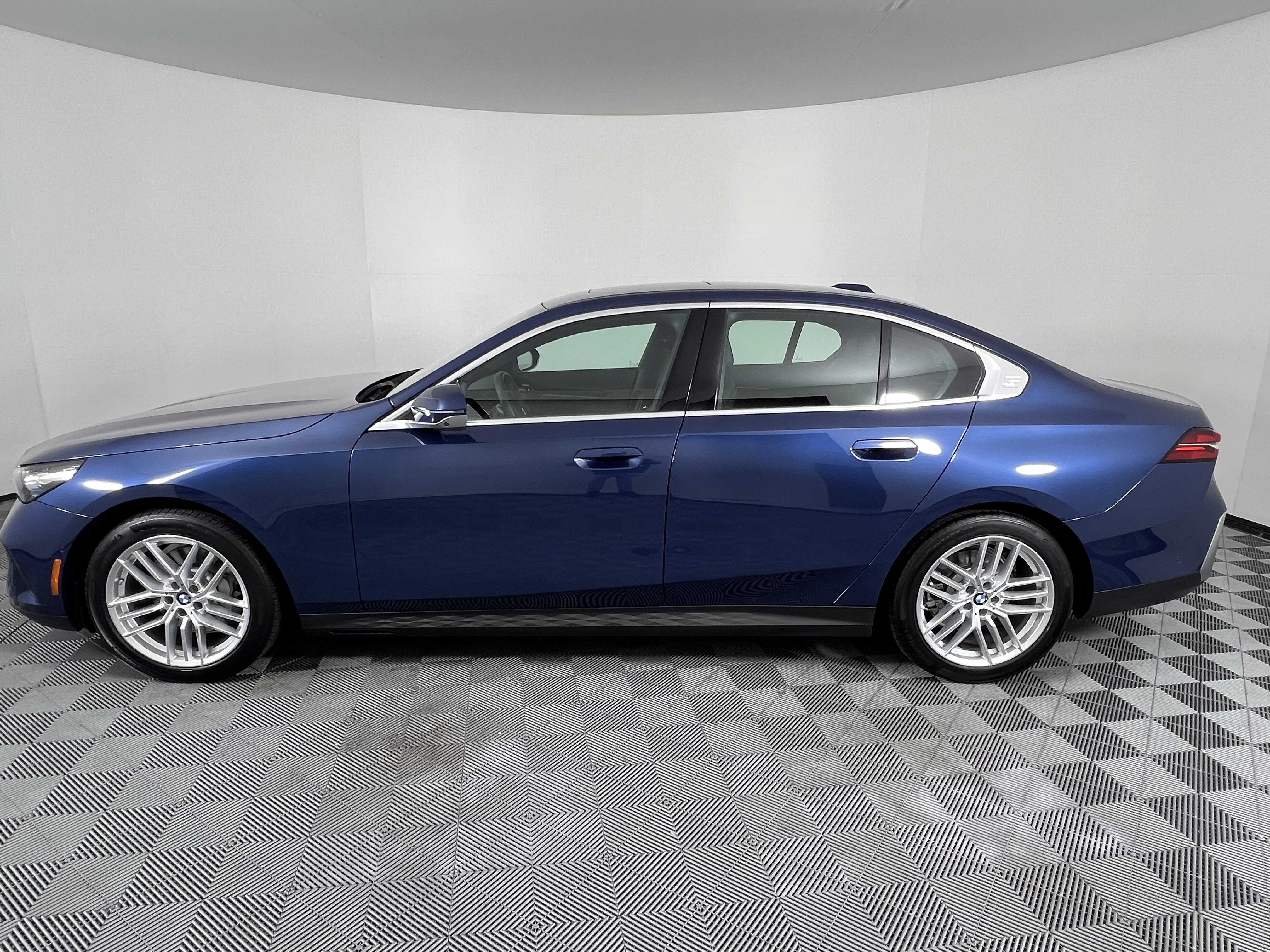 Used 2025 BMW 530i xDrive w/ Premium Package AWD/4WD image 9