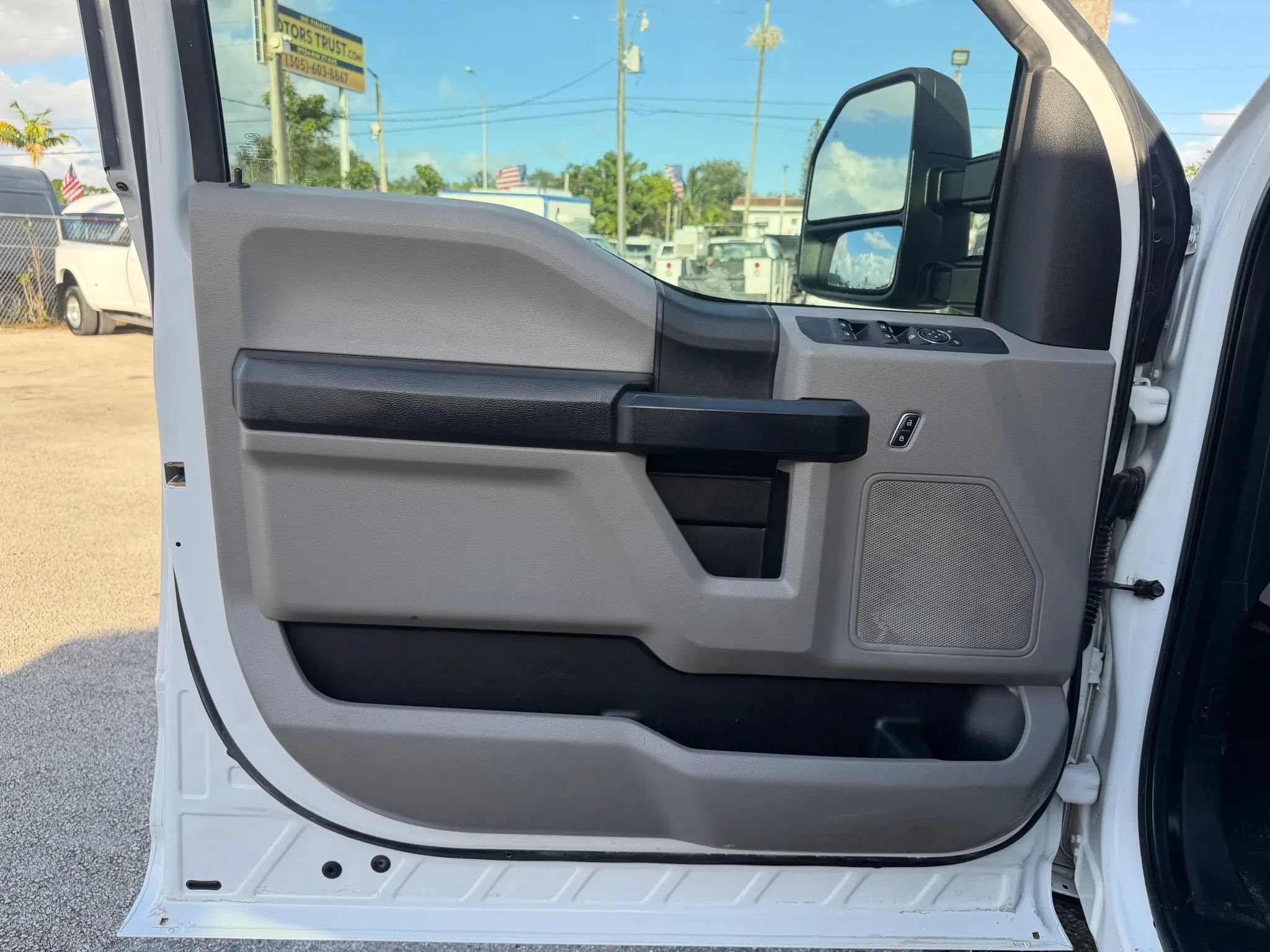 Used 2018 Ford F550 4x4 Crew Cab image 9
