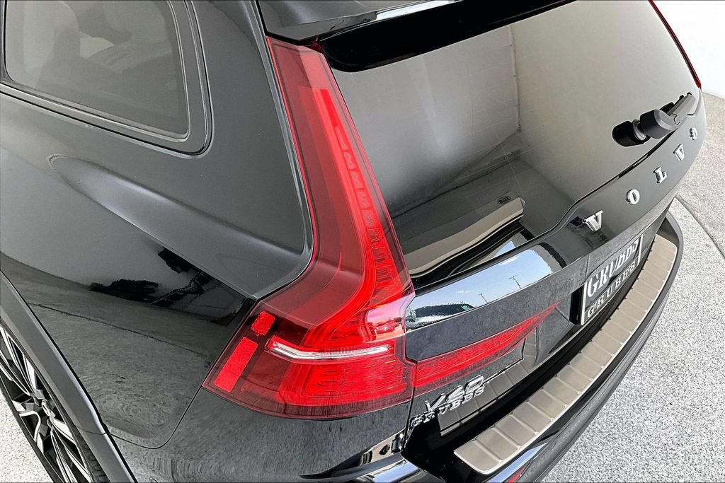 Used 2022 Volvo V60 T5 Cross Country w/ Advanced Package AWD/4WD image 39