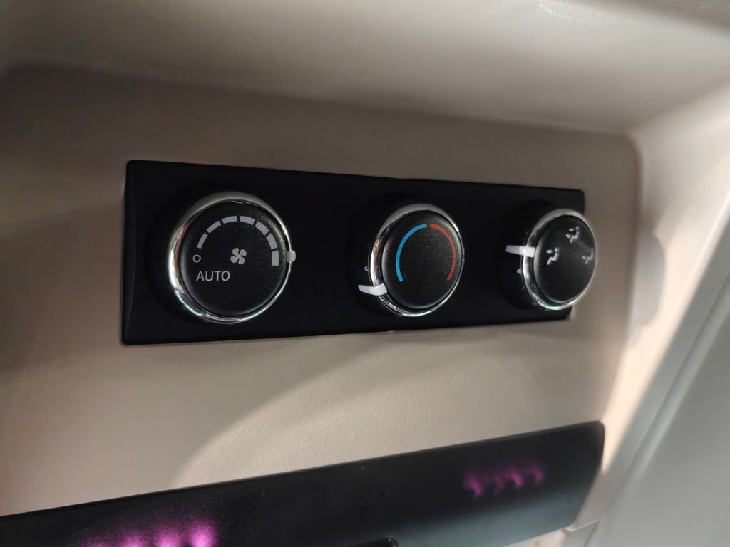 Used 2016 Chrysler Town & Country Touring-L FWD image 29