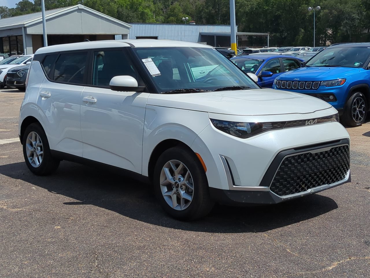 Certified 2025 Kia Soul LX w/ LX Technology Package FWD image 3