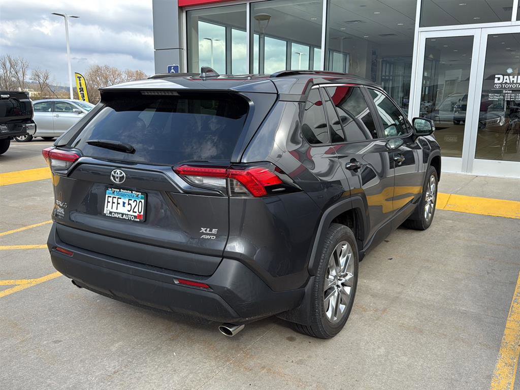 Used 2021 Toyota RAV4 XLE Premium image 11