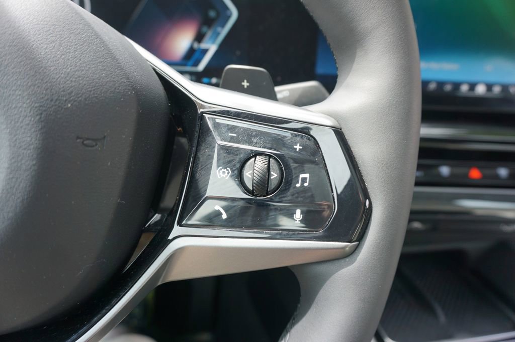 Used 2025 BMW 530i xDrive w/ Premium Package image 9