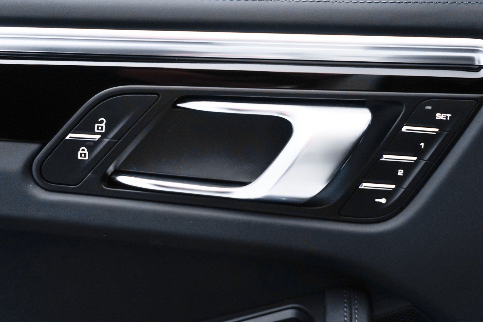 Certified 2023 Porsche Macan Turbo AWD/4WD image 16