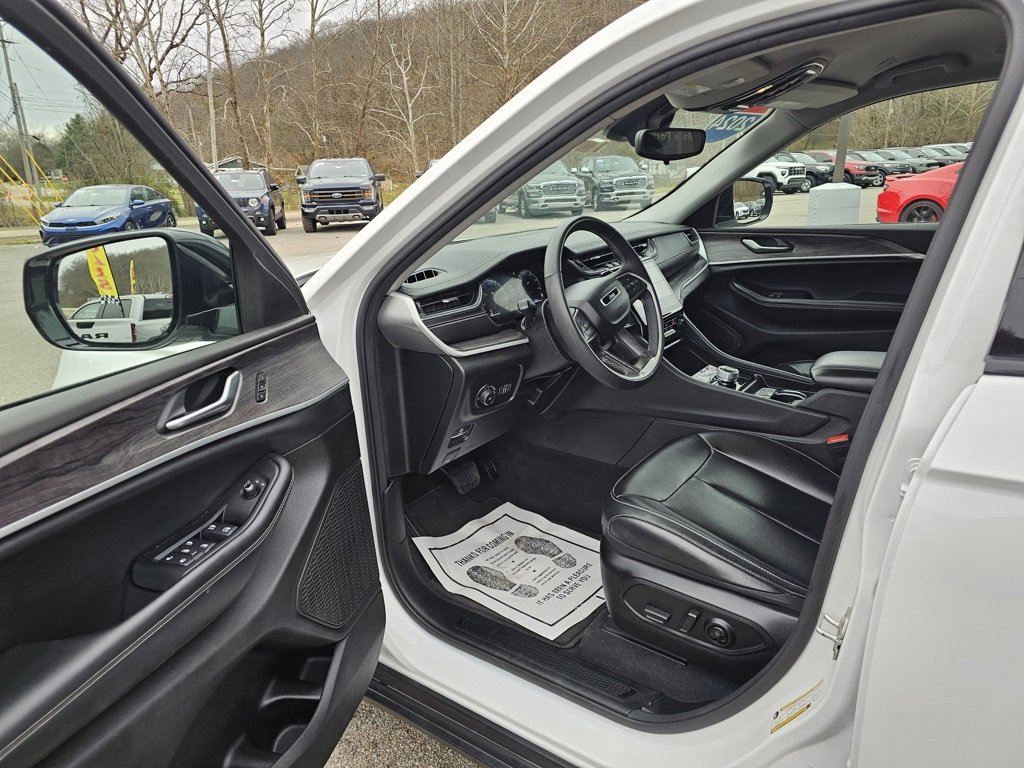 Used 2024 Jeep Grand Cherokee Limited image 16