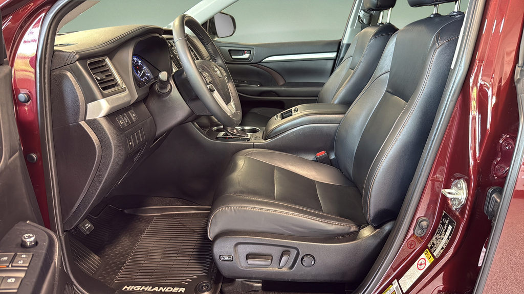 Used 2019 Toyota Highlander XLE AWD/4WD image 11