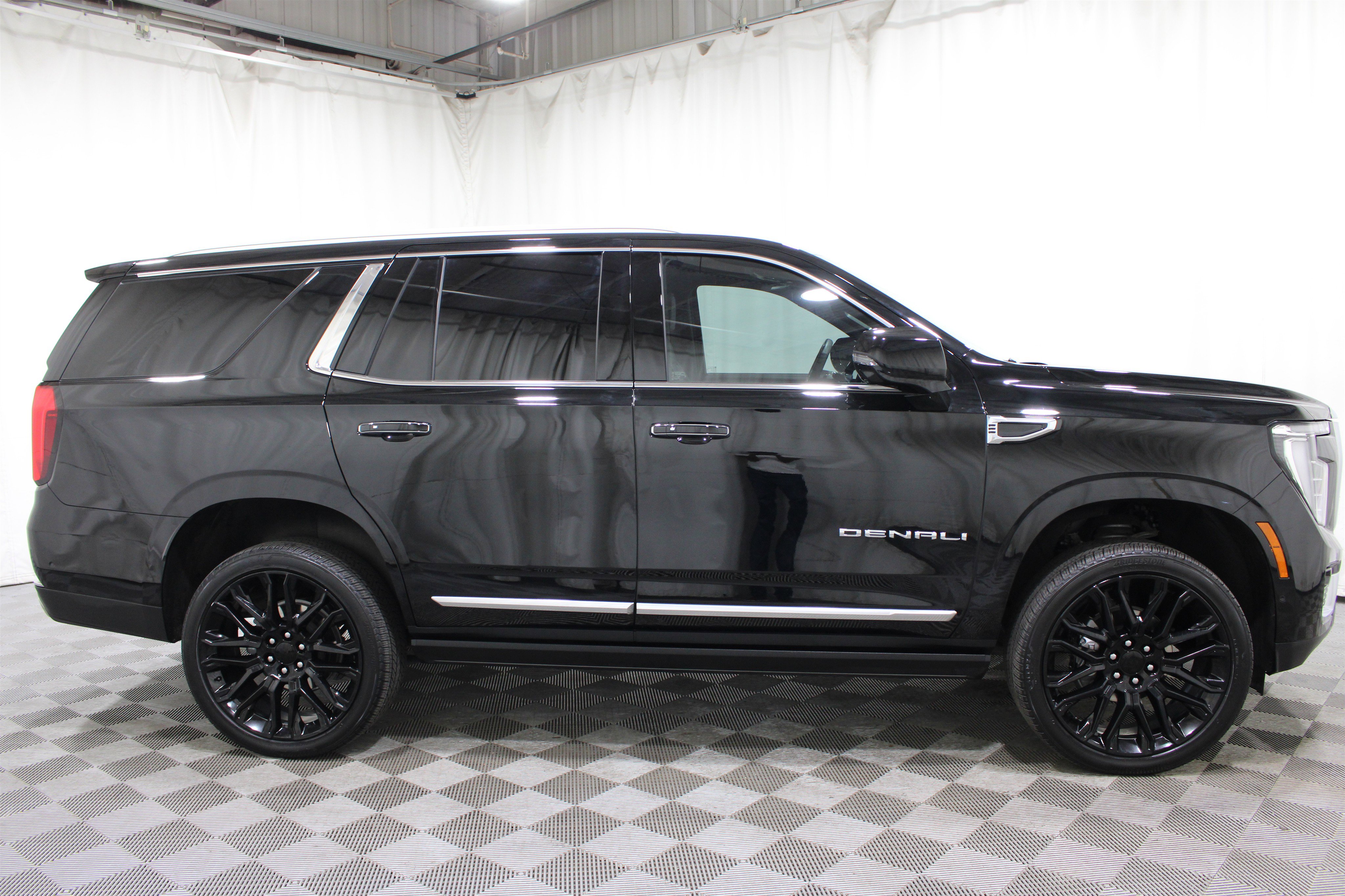 Used 2025 GMC Yukon Denali w/ Denali Reserve Package image 33