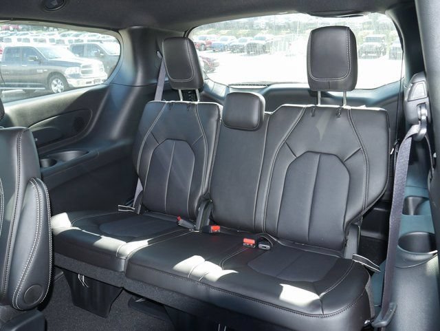 New 2026 Chrysler Pacifica Select AWD/4WD image 18