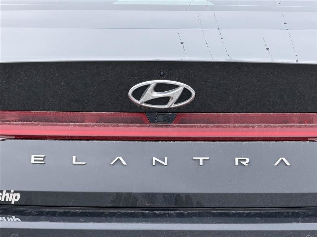 Used 2023 Hyundai Elantra Limited FWD image 17