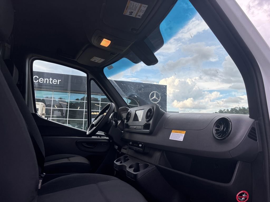 Used 2024 Mercedes-Benz Sprinter 2500 image 38