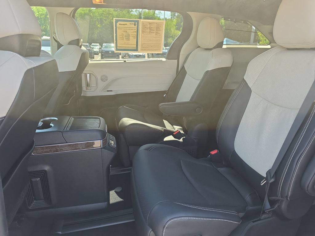 Used 2026 Toyota Sienna Platinum AWD/4WD image 18