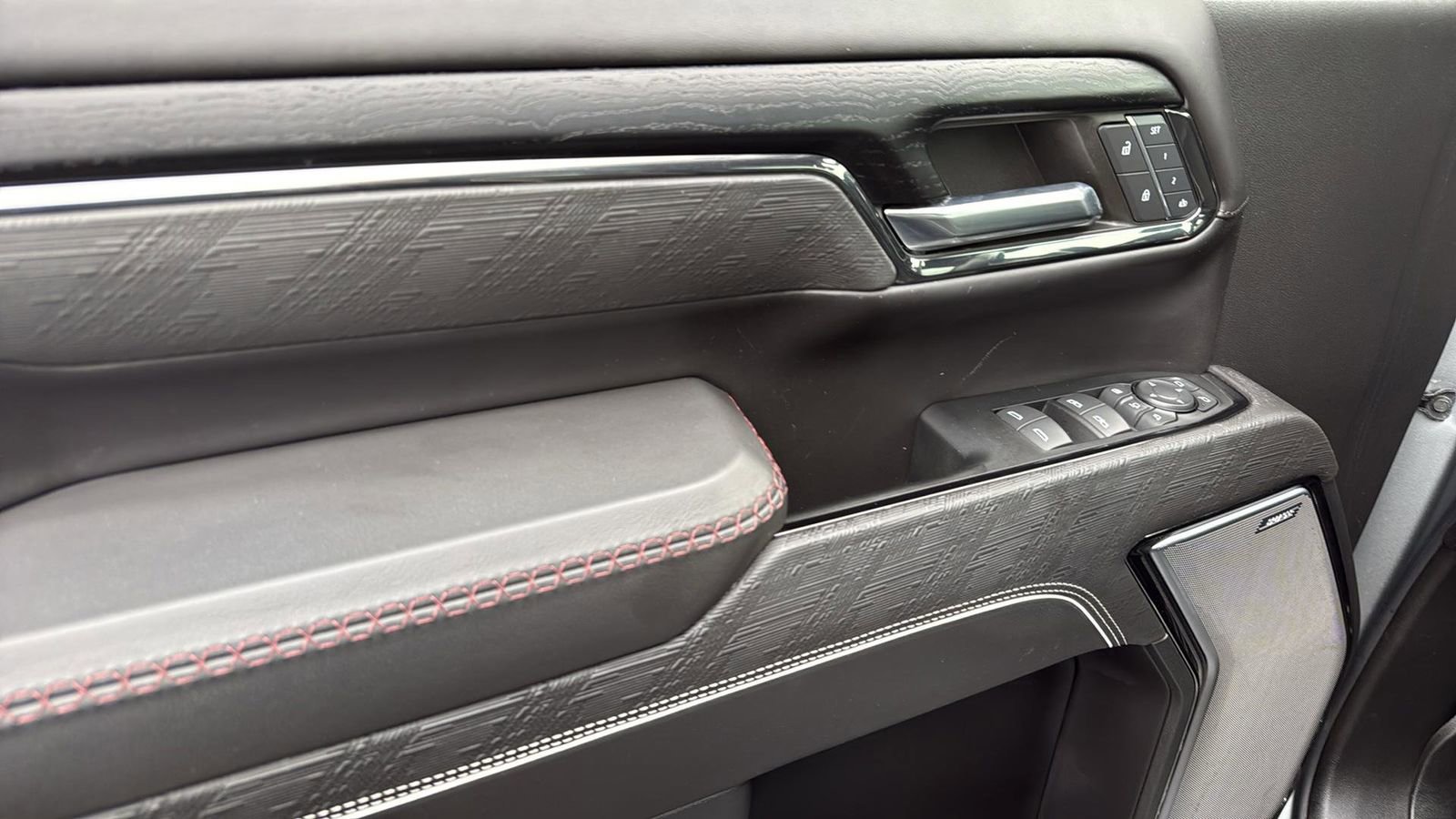 Used 2024 GMC Sierra 2500 AT4X image 12