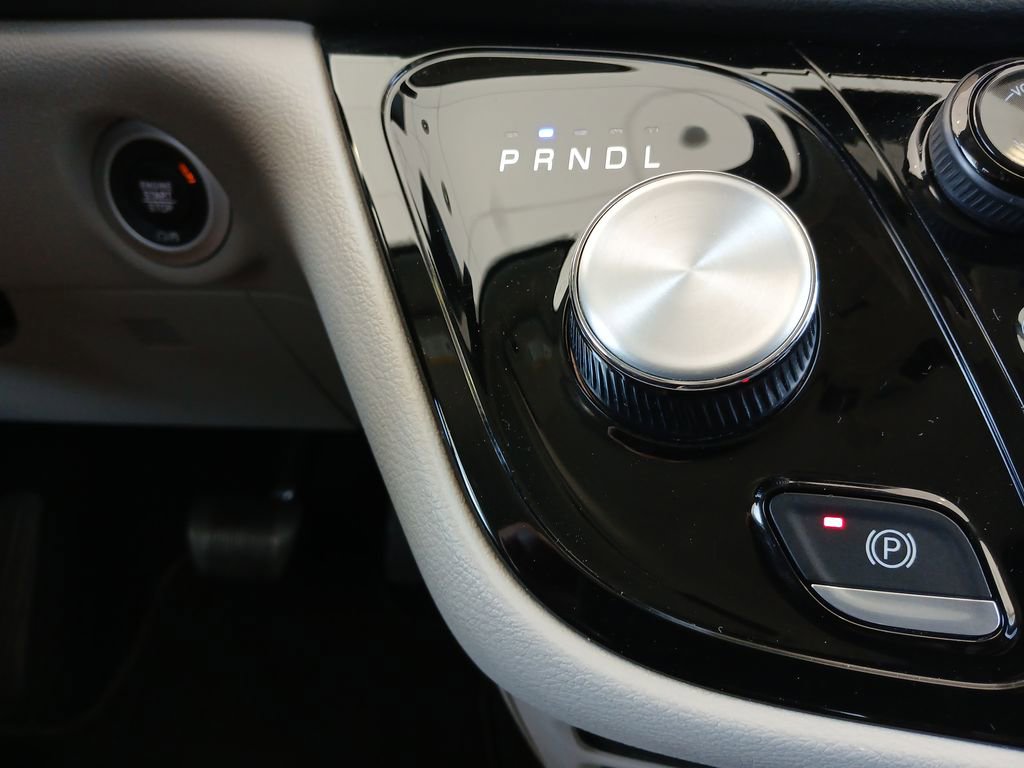 Used 2024 Chrysler Pacifica Touring-L FWD image 16