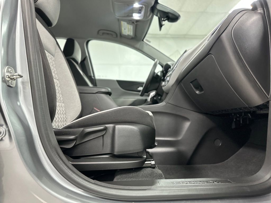 Used 2024 Chevrolet Equinox LS FWD image 22