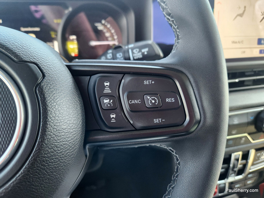 Used 2025 Jeep Wrangler Willys image 32