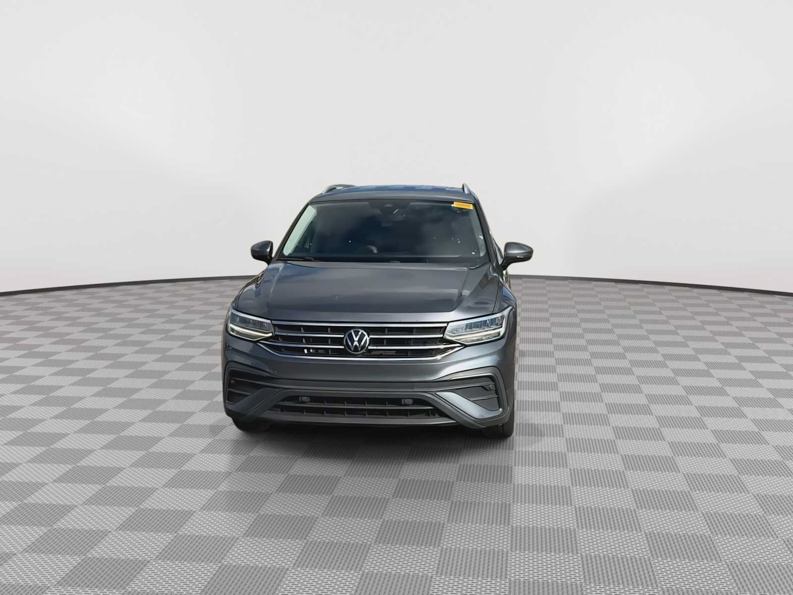 Used 2022 Volkswagen Tiguan SE FWD image 3