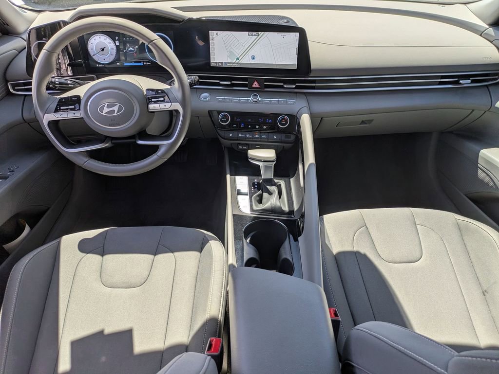 Used 2025 Hyundai Elantra SEL FWD image 25
