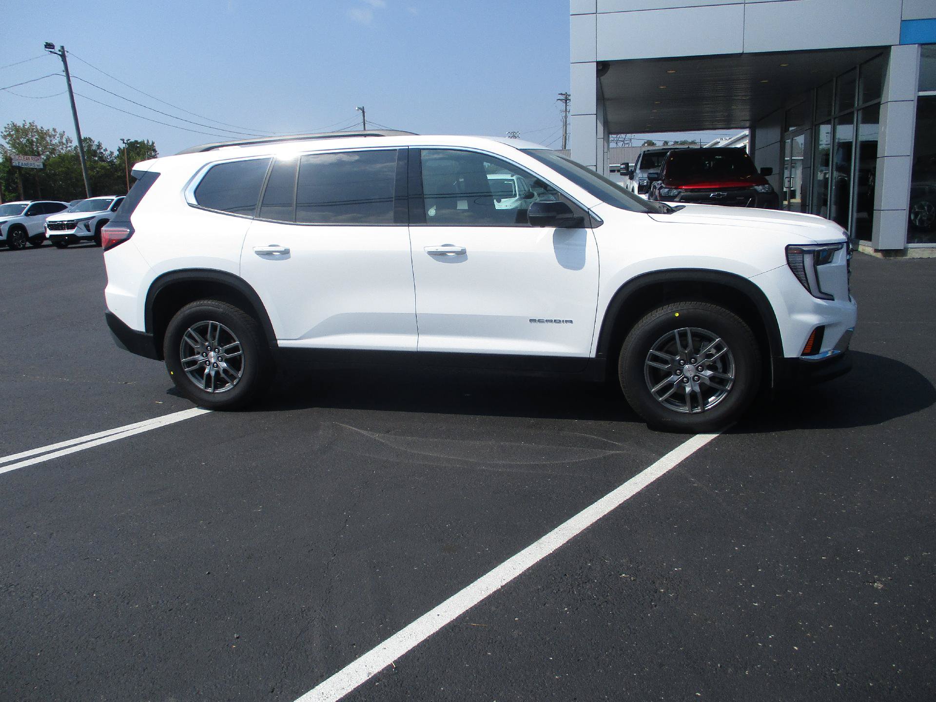 Used 2025 GMC Acadia Elevation FWD image 1