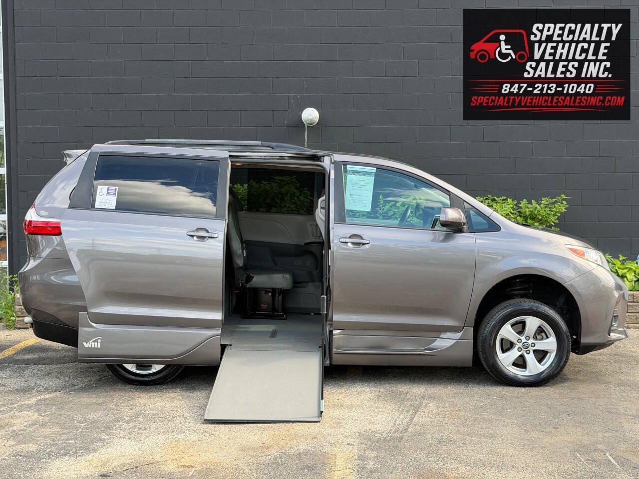 Used 2018 Toyota Sienna LE FWD image 3