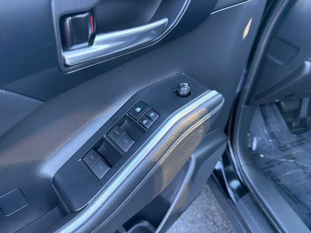 Used 2021 Toyota Highlander XLE AWD/4WD image 25