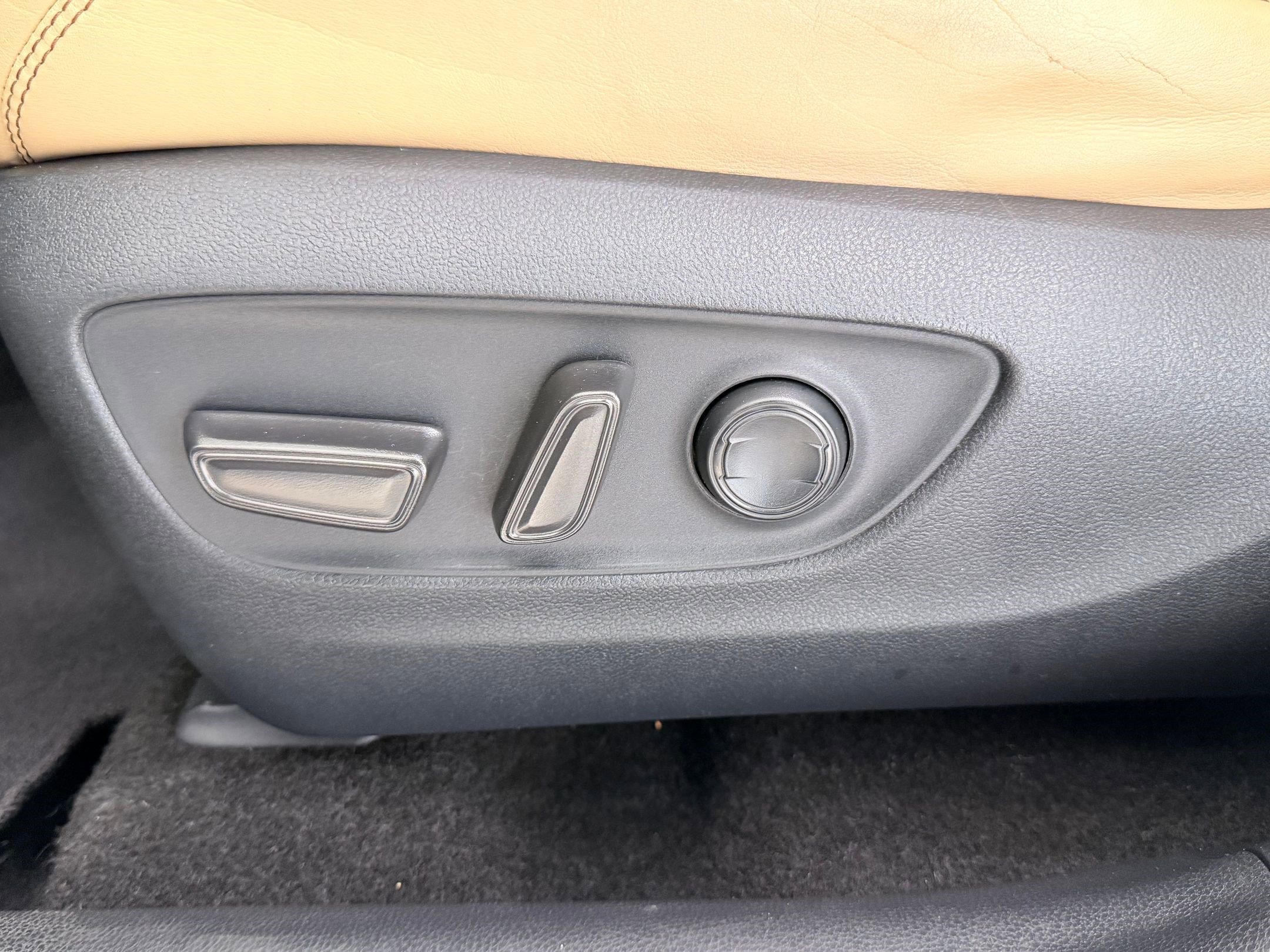 Used 2019 Toyota RAV4 XLE Premium image 14