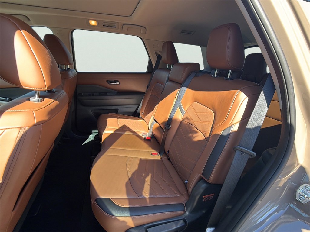 Used 2023 Nissan Pathfinder Platinum w/ Cargo Package image 7
