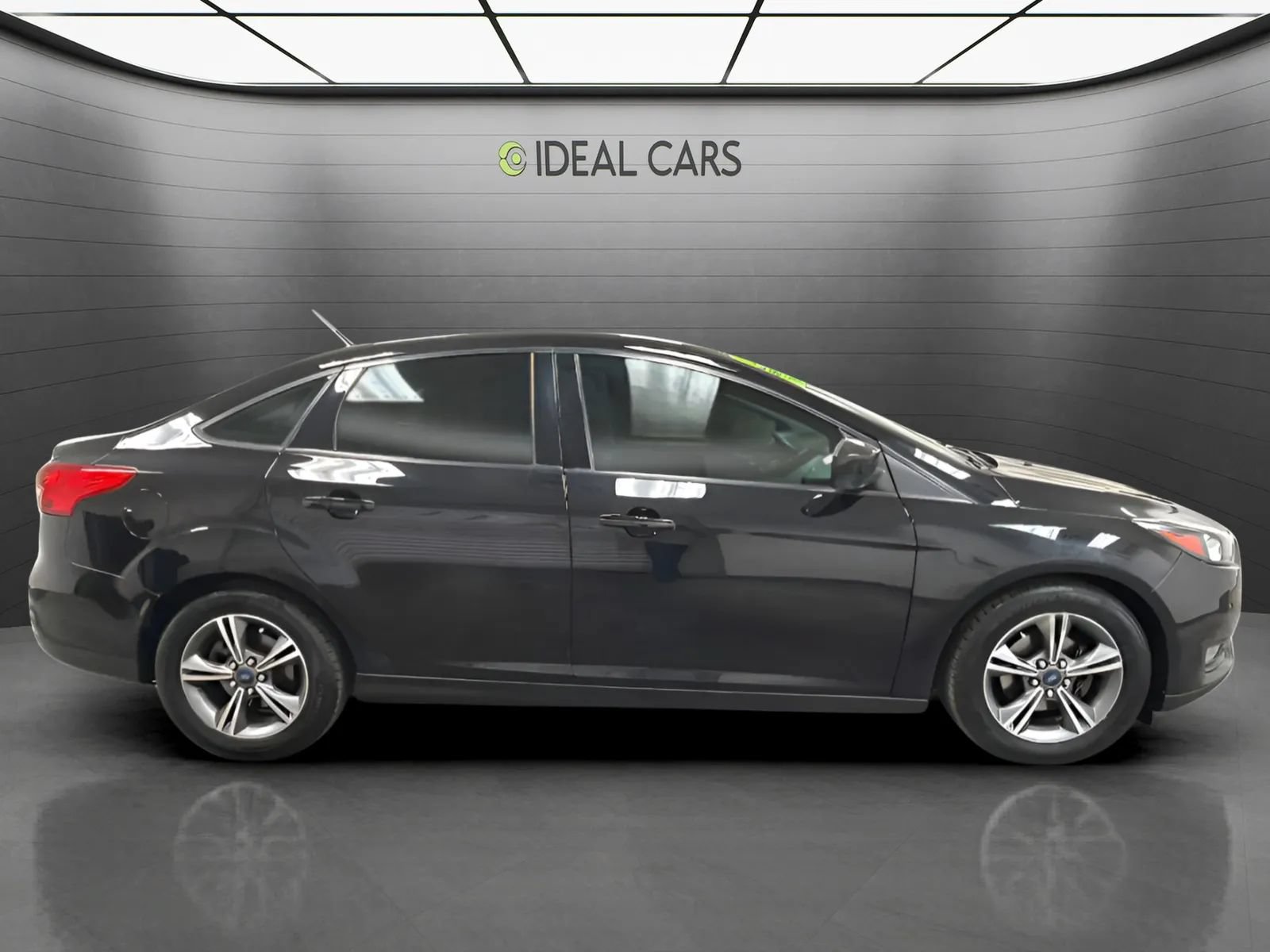 Used 2018 Ford Focus SE w/ SE Appearance Package FWD image 4