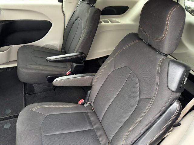 Used 2017 Chrysler Pacifica Touring FWD image 8