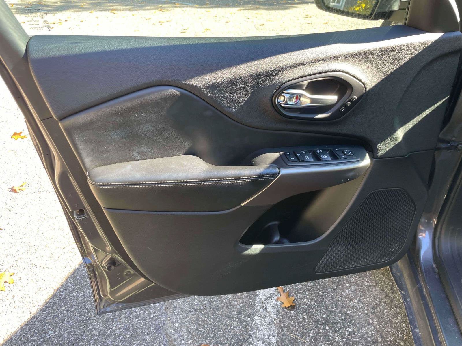 Used 2019 Jeep Cherokee Limited AWD/4WD image 13